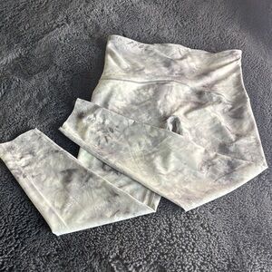 SPANX Large Booty Boost Tie-Dye Leggings in Light Gray and White